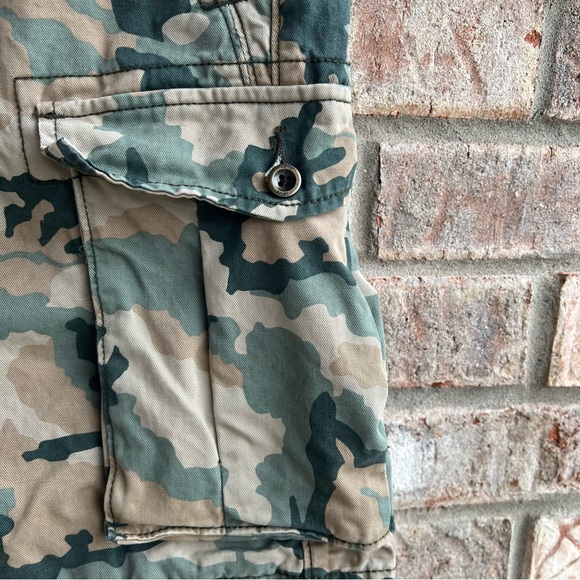 🍒💣 Levi’s camo cargo shorts - Picture 4 of 9